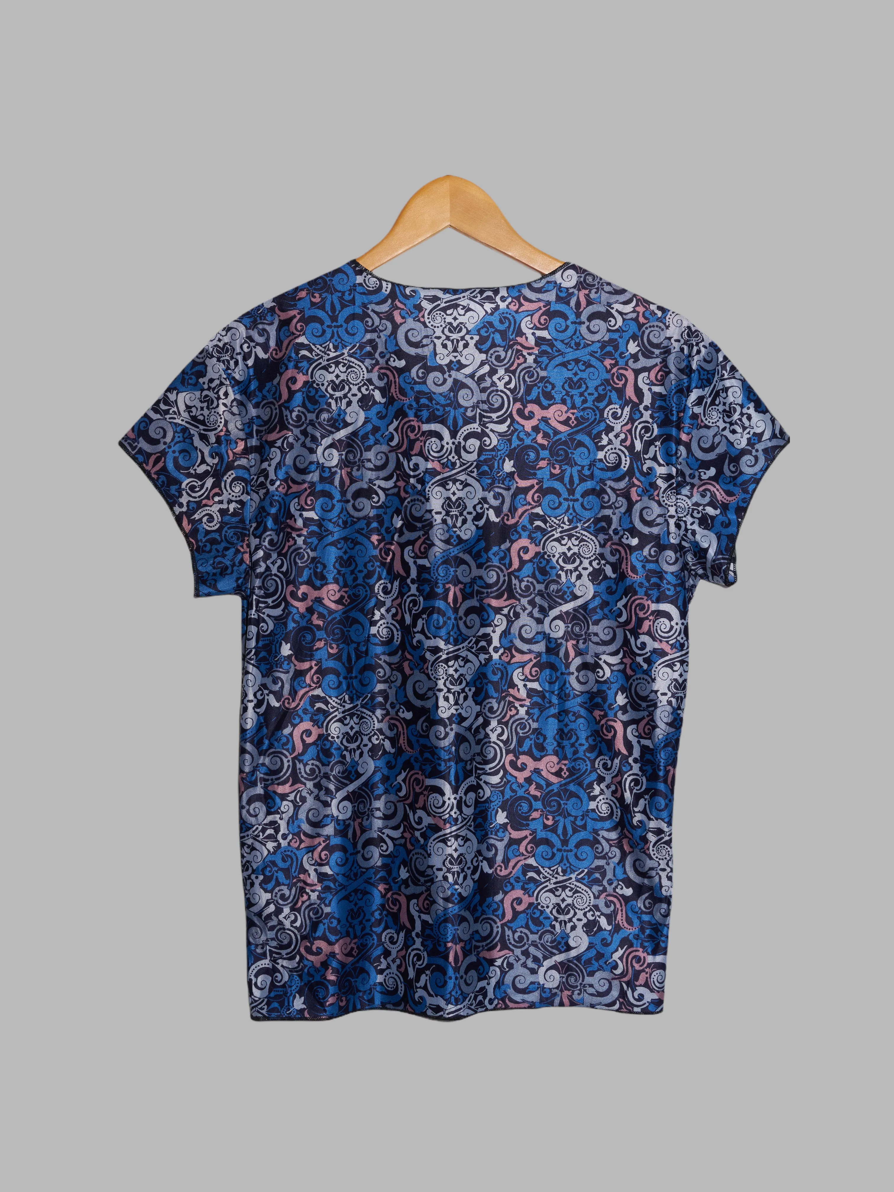 Jean Colonna patterned blue polyester v-neck overlocked t-shirt - M S